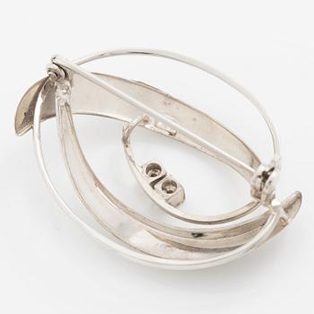 Brooch 18K white gold with two octagon-cut diamonds.