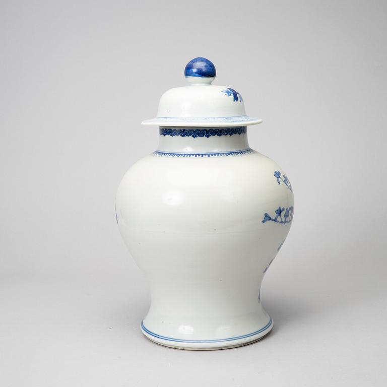 A Chinese blue and white Kangxi-style jar with lid, 20th century.