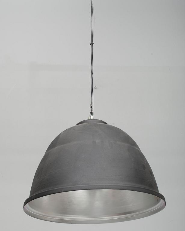 TAKLAMPA. Höjd 35 cm.