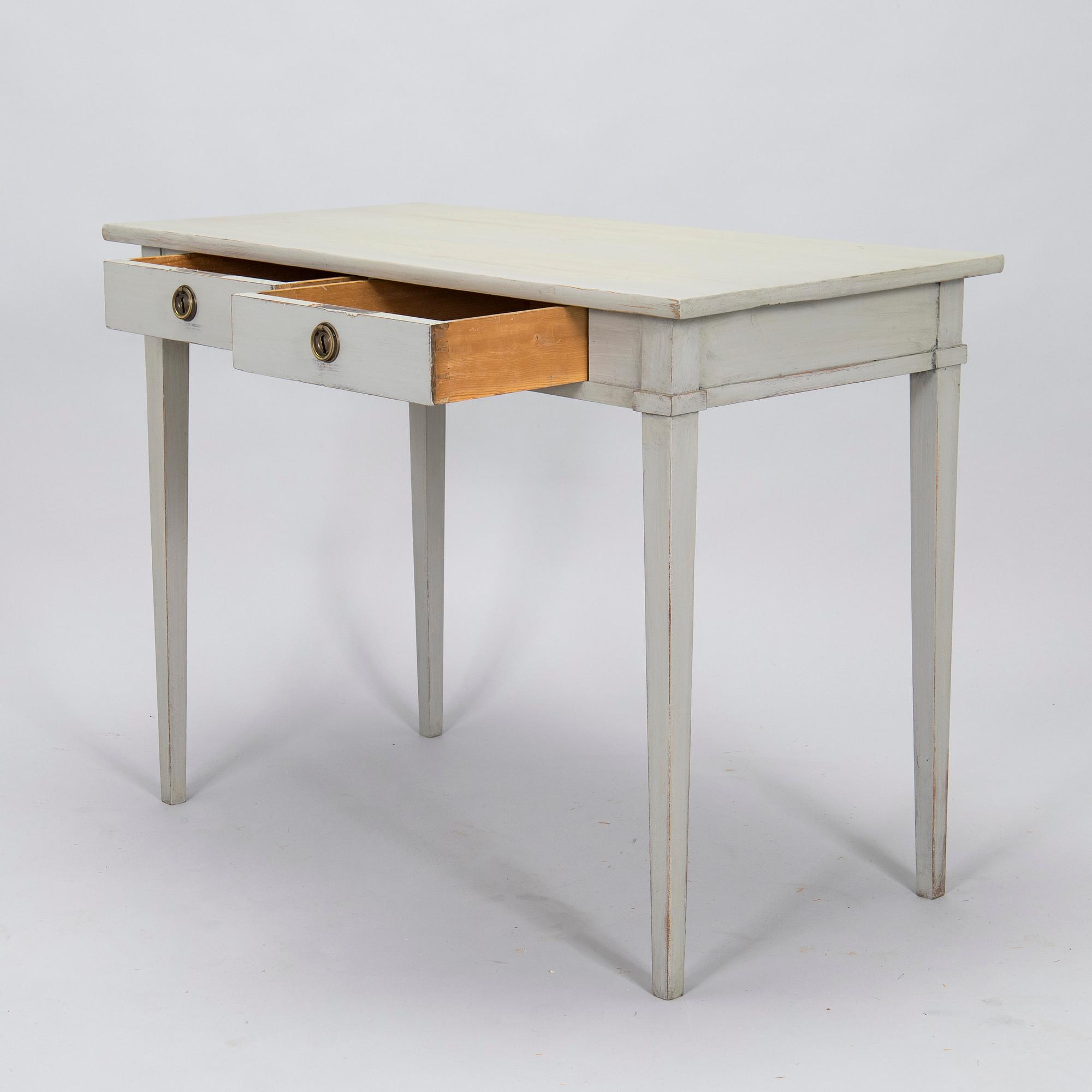 Skrivbord, gustaviansk stil, 1900-tal och stol, gustavianskt provinsarbete, 1700-talets slut.