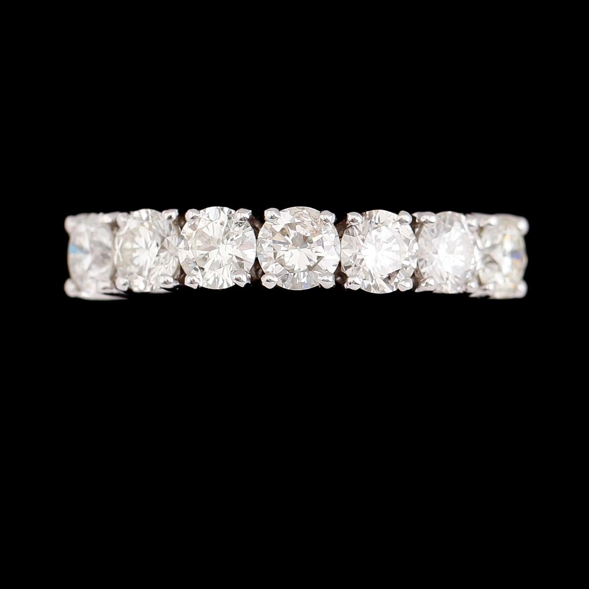 RING, 18 k vitguld, 7 briljantslipade diamanter tot ca 2.32 ct.