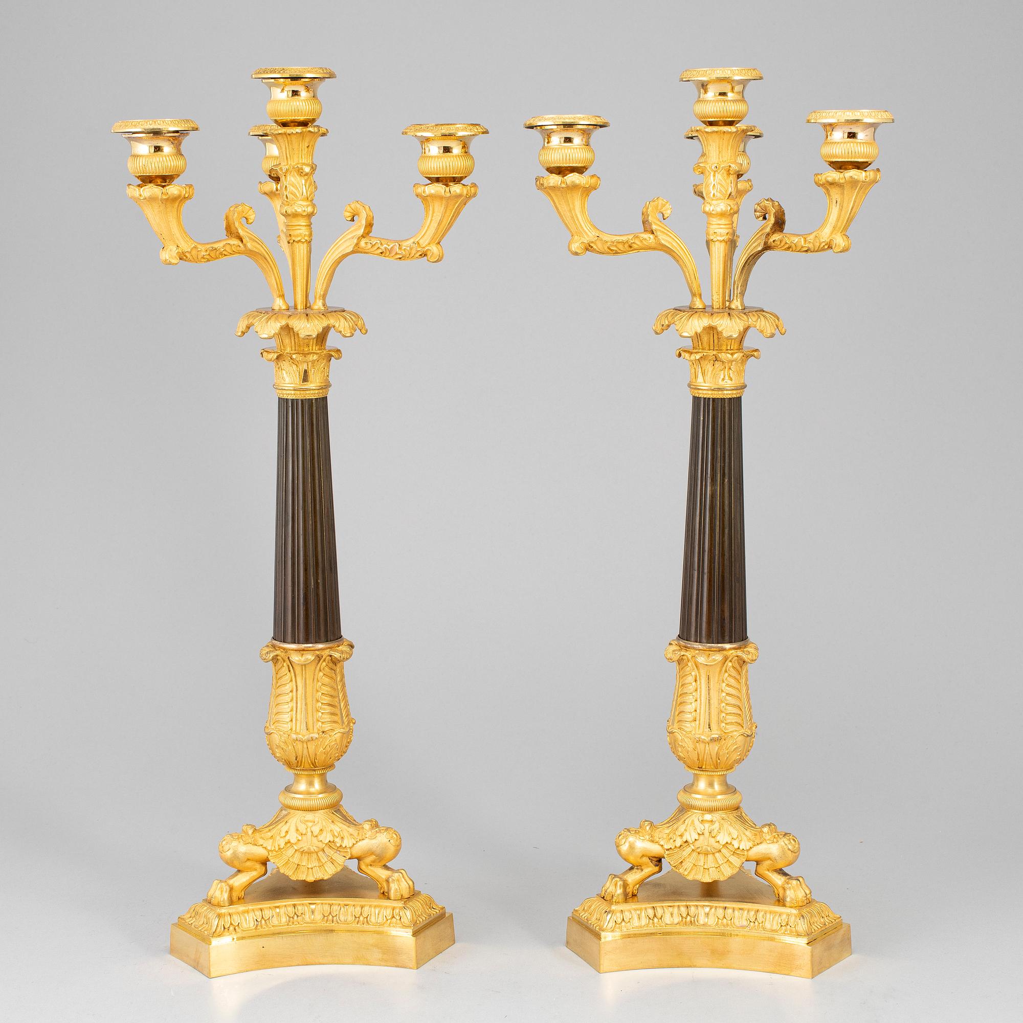 KANDELABRAR, ett par, senempire, förgylld och patinerad brons, 1800-talets första hälft.