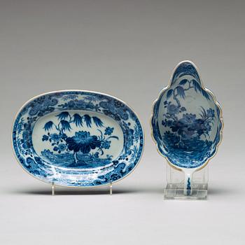 TALLRIKAR, 12 stycken, ASSIETTER, 10 stycken, samt SÅSSNIPA med FAT, kompaniporslin. Qingdynastin, Qianlong (1736-95).