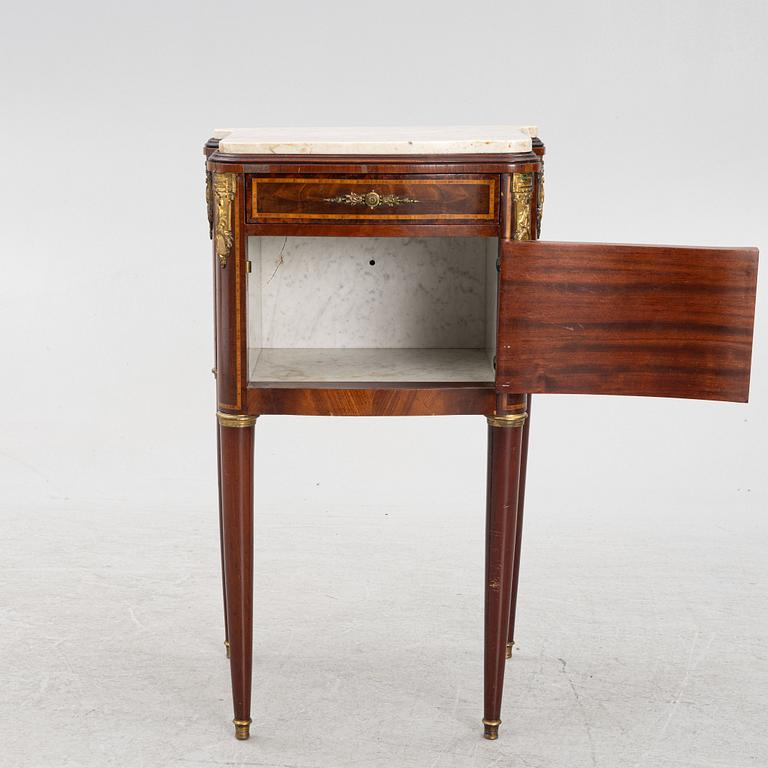 Sängbord, Louis-VI-stil, omkring 1900.