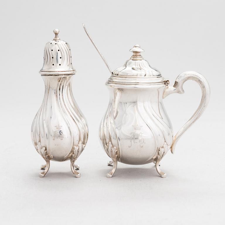 Ströare och senapsburk, silver, kontrollstämplad A. Tillander, Helsingfors 1926.