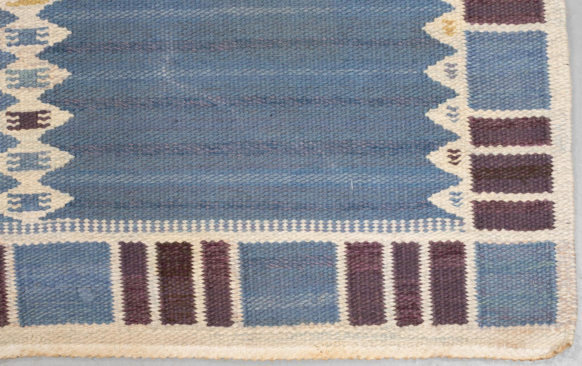 Barbro Nilsson, Matta, "Salerno blå med enkel bård", rölakan, ca 332 x 212 cm, signerad AB MMF BN.
