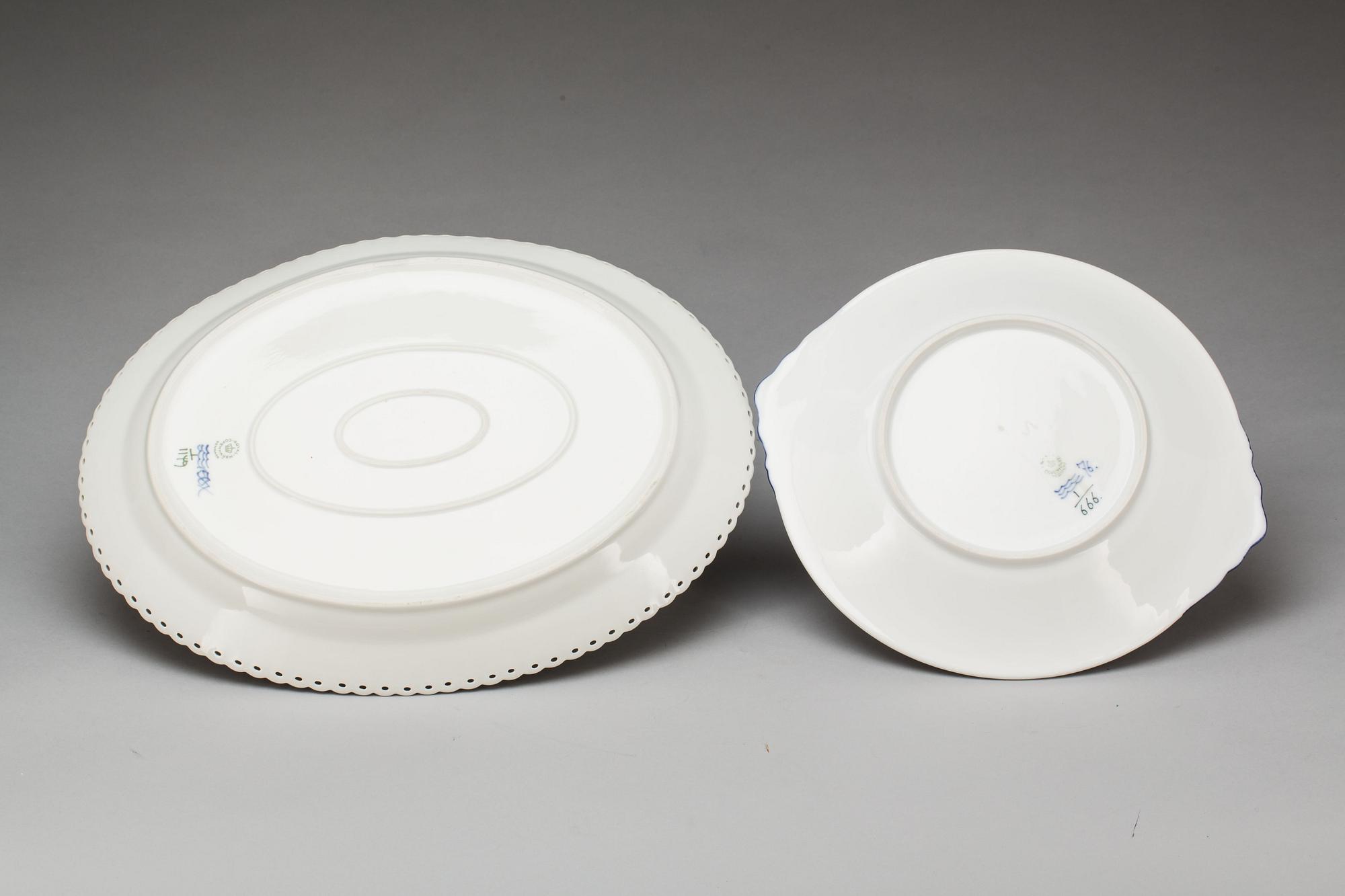 SERVERINGSFAT, 2 st. Porslin, "Musselmalet" Royal Copenhagen.