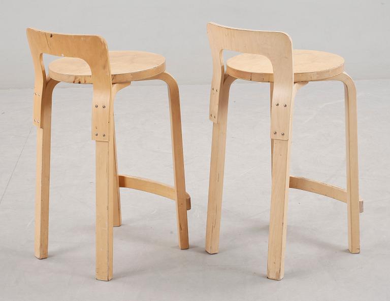 ALVAR AALTO, barstolar, ett par, brännmärkta. "Artek Aalto design, made in Finland: Modellnr: NB 45.