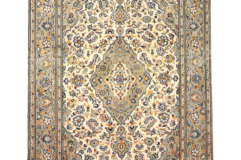 A Kashan rug, a. 208 x 135 cm.