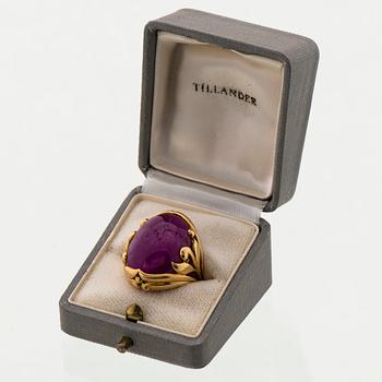 LOTTA ORKOMIES, SORMUS, pyöröhiottu rubiini, 18K kultaa. A. Tillander, Helsinki 1981.