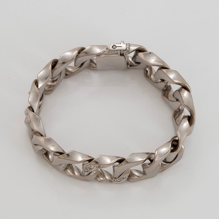 An 18K white gold bracelet set with round brilliant-cut diamonds.