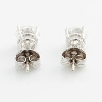 Örhängen, ett par, med briljantslipade diamanter.