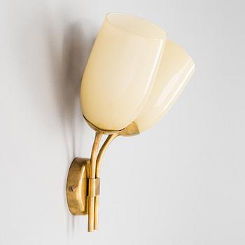 Paavo Tynell, a mid-20th century '9452' wall light for Idman.