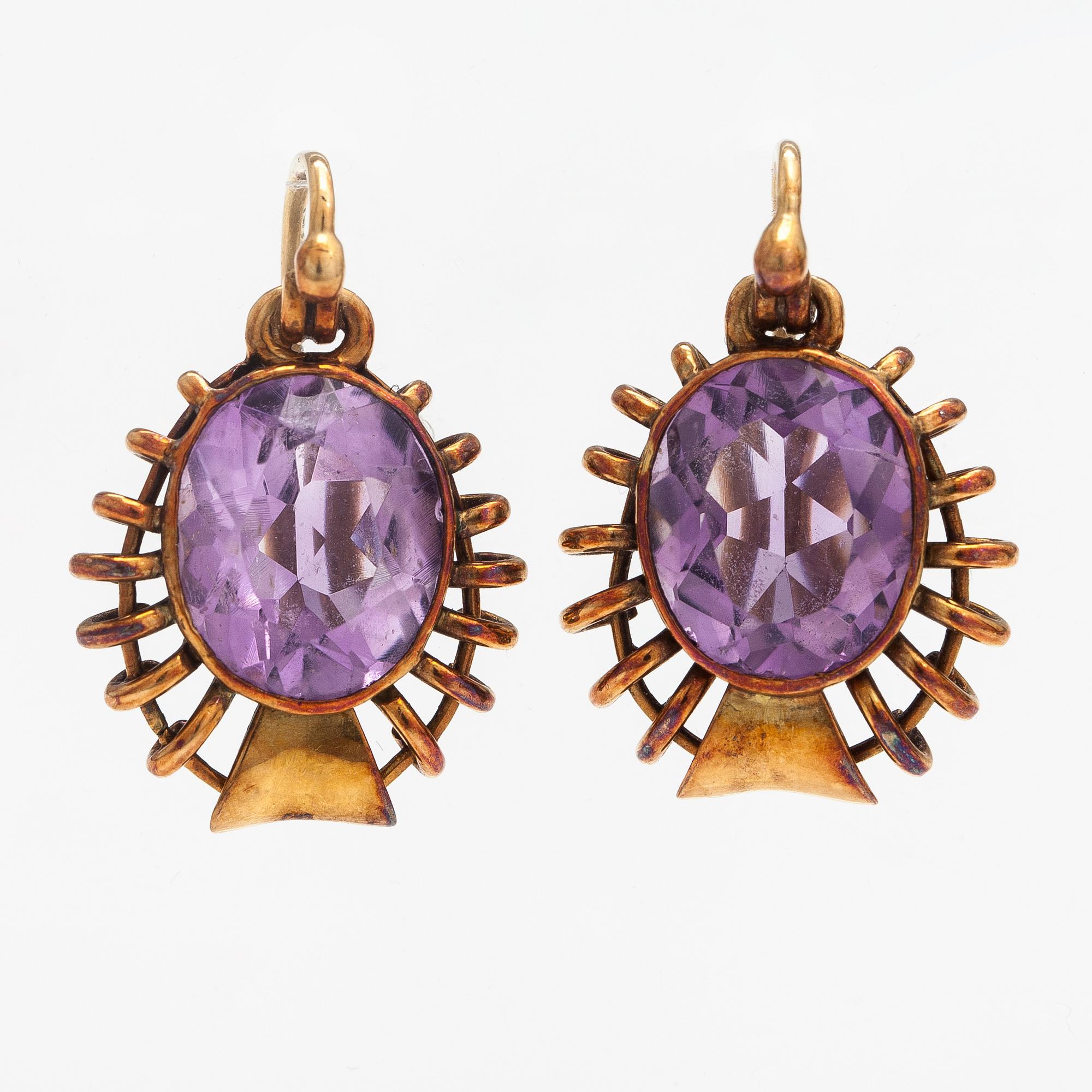 A pair of 18K gold earrings with amethyst. Pirkan kulta, Tampere 1950.