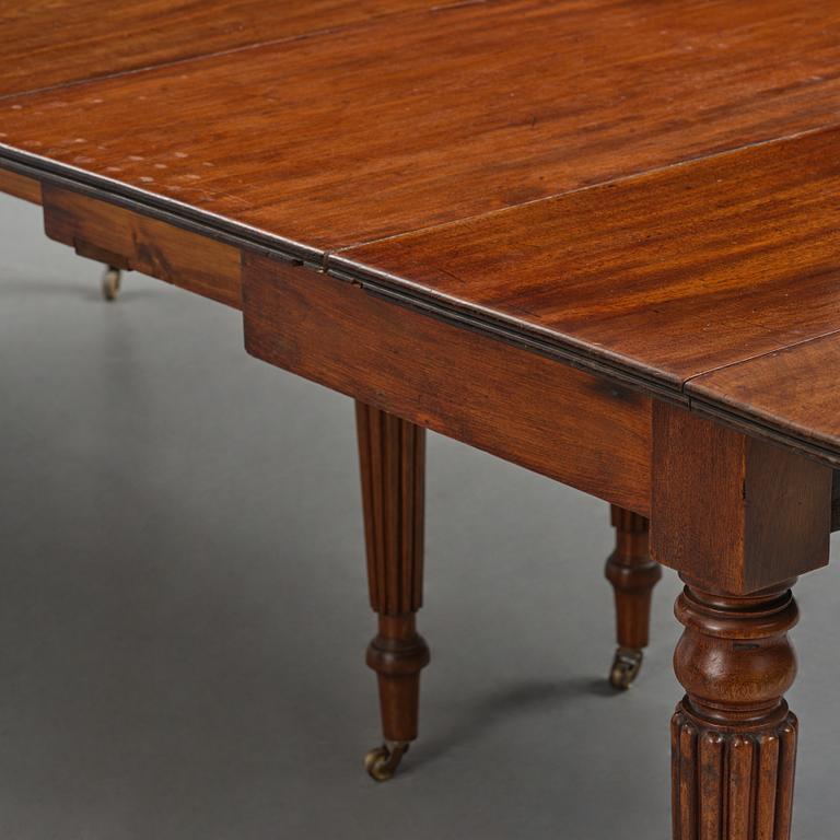 A Regency mahogany dining table, first part 19th century.