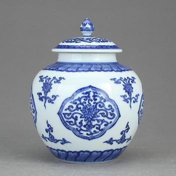 BOJAN MED LOCK, porslin. Kina 1900-tal.