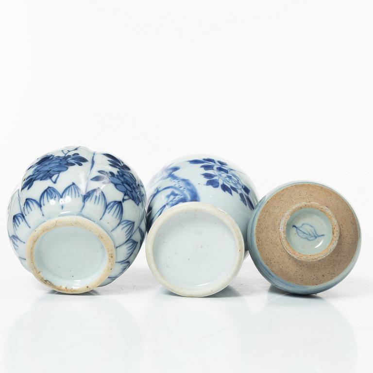 Miniatyrer, fem stycken, porslin. Qingdynastin, 1700-tal.