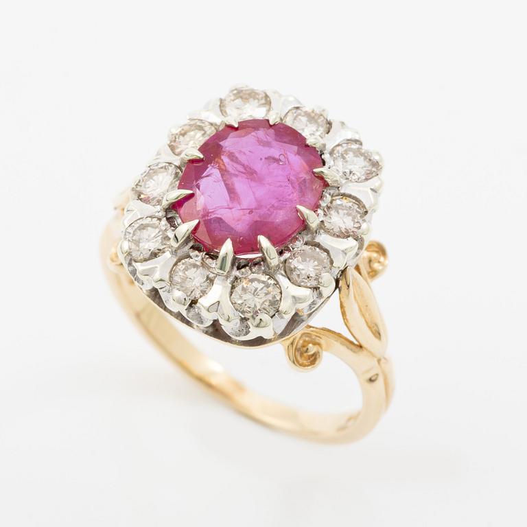 Ring, carmosé 9K gold with an oval-cut ruby and round brilliant-cut diamonds. Accompanied by a report from GCS.