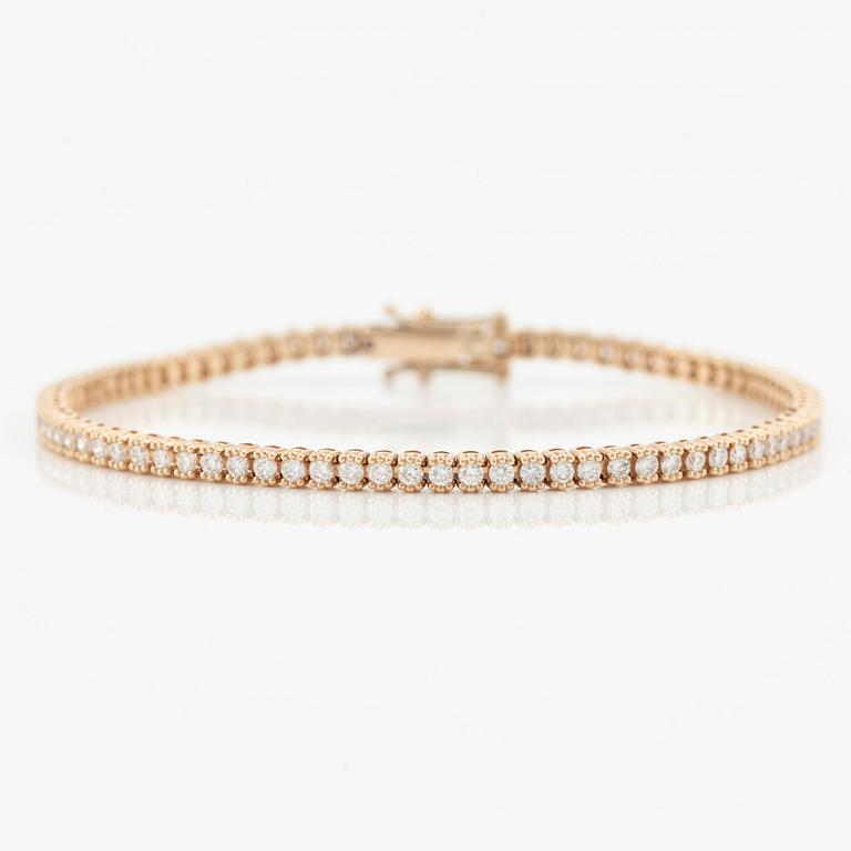 Tennis bracelet with brilliant-cut diamonds.