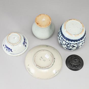 A blue and white bowl, two jars and dish. Qing dynasty and 20th Century.