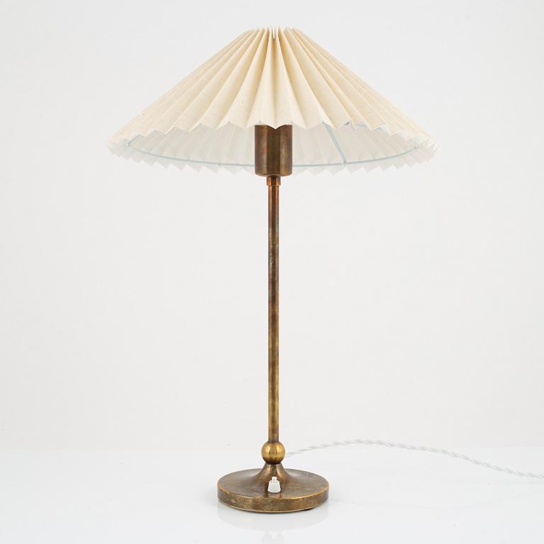 Josef Frank, bordslampa, modell 2569, Firma Svenskt Tenn.