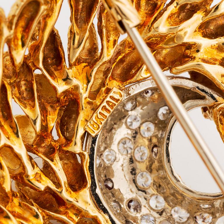 En brosch och ett par örhängen 18K guld med runda briljantslipade diamanter.
