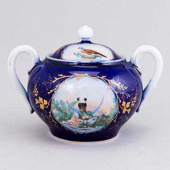 A 10-piece Kuznetsov porcelain tea set, Russia 1892-1917.
