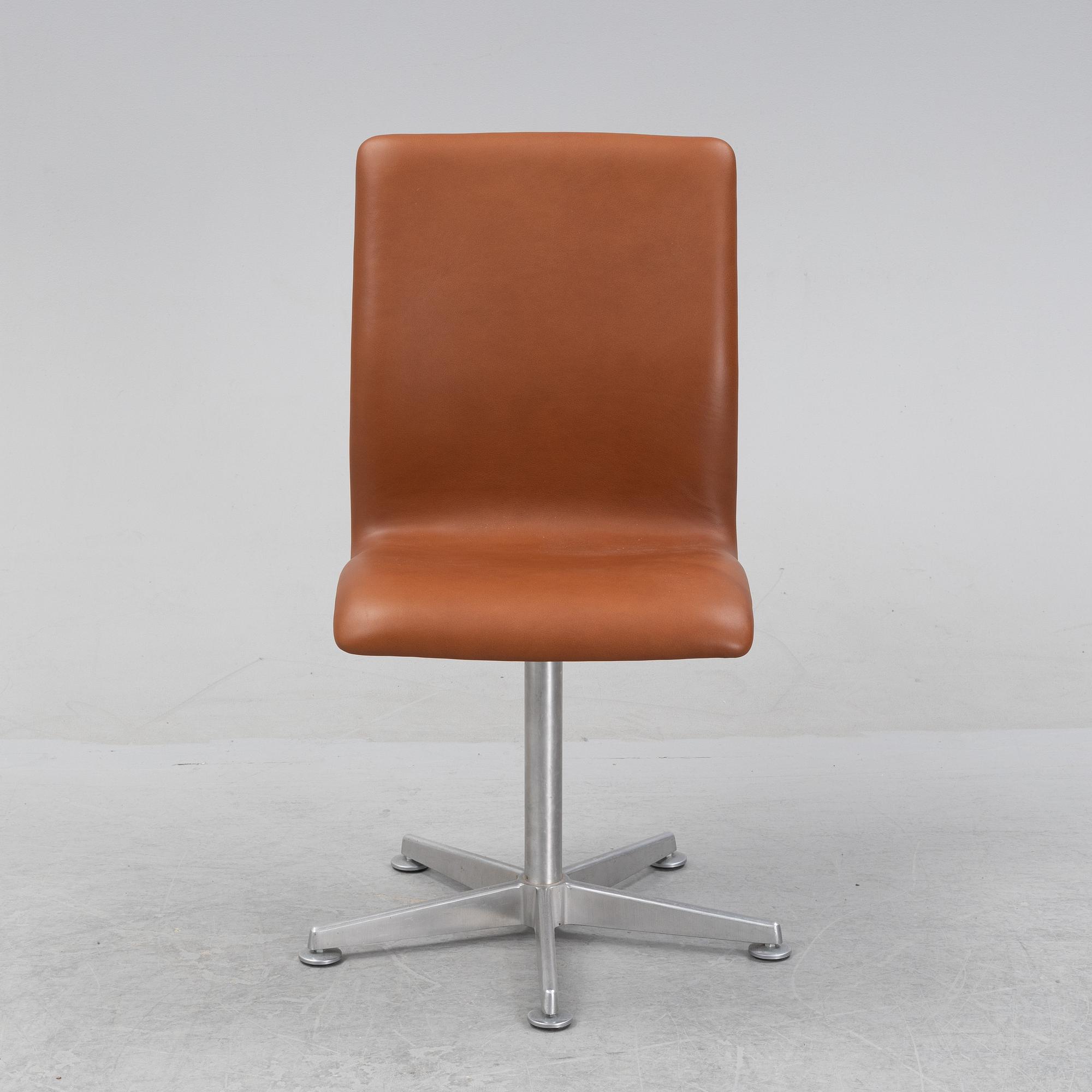 Arne Jacobsen, skrivbordsstol, "Oxford", Fritz Hansen, Danmark, daterad 2003.