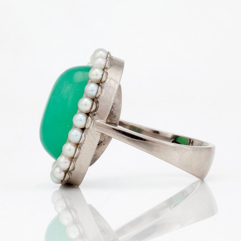 RING with natural pearls and cabochon-cut chrysophrase.
