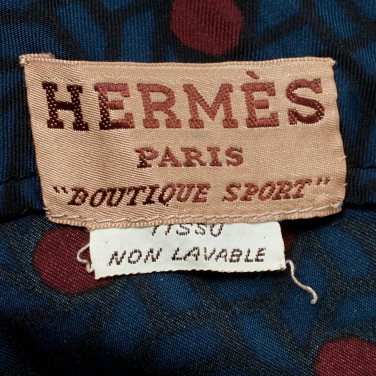 HERMÈS, a blue silk dressing gown.