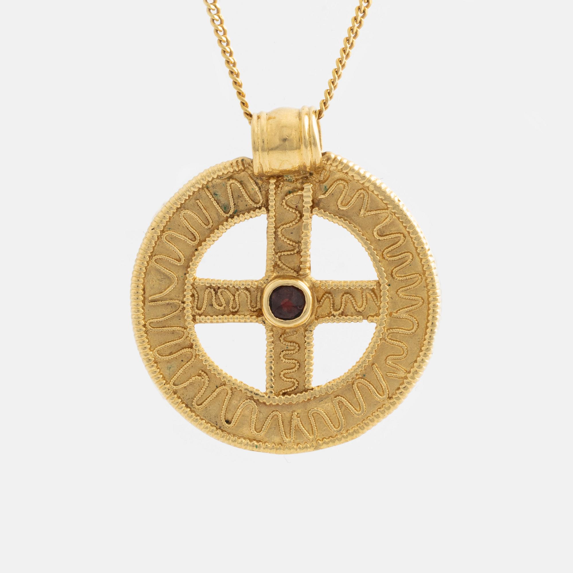 Hängsmycke, Bengt Hallberg, 18K guld med röd sten, kopia efter vikingasmycke.