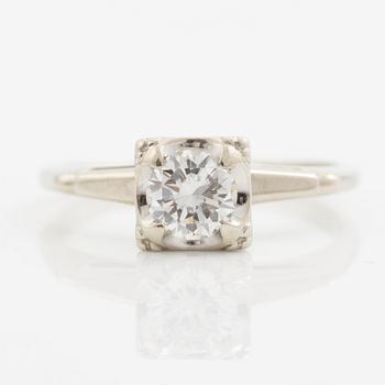 Ring, solitaire, 14K white gold with brilliant-cut diamond.