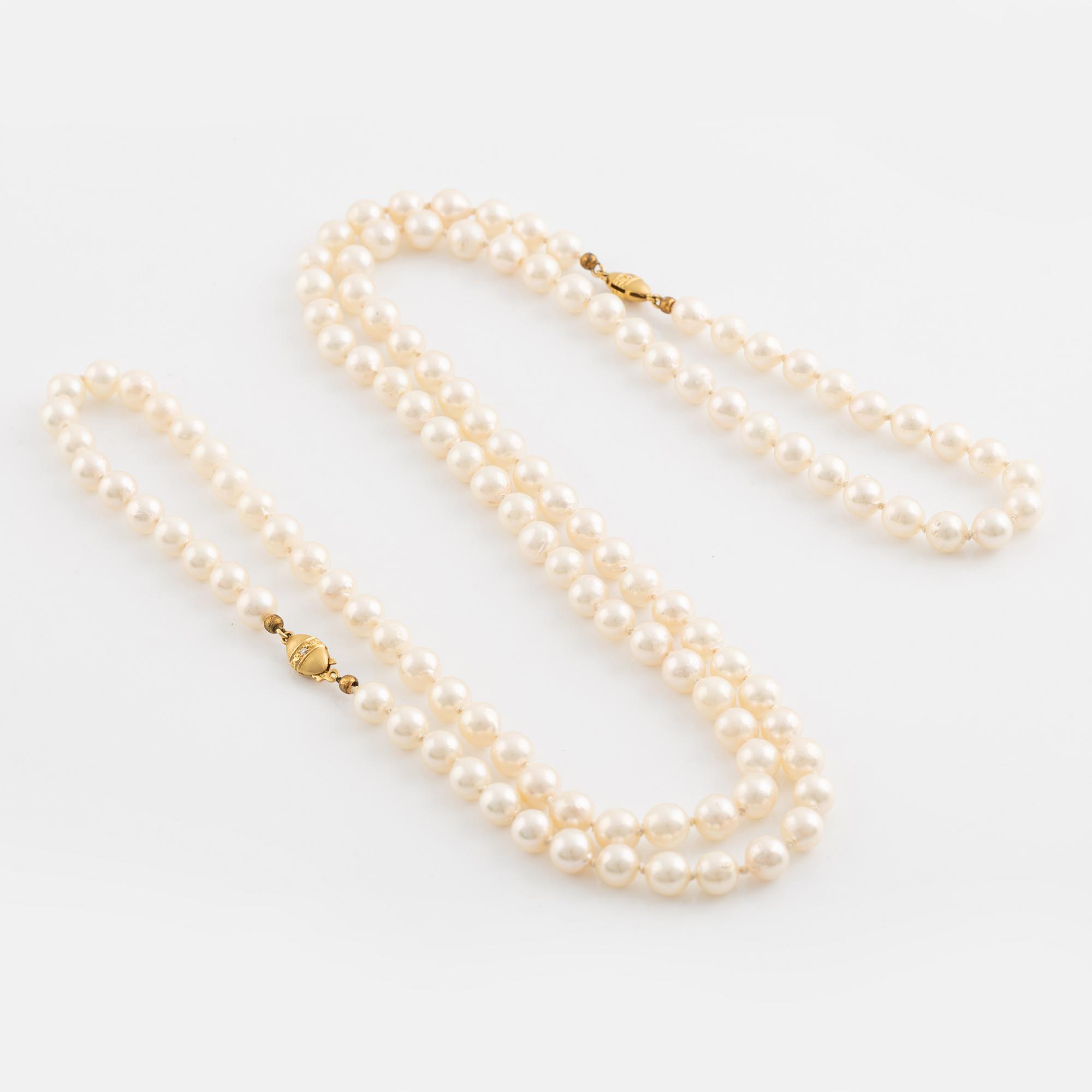 Cultured pearl necklace, clasp 18K gold with brilliant cut diamonds.