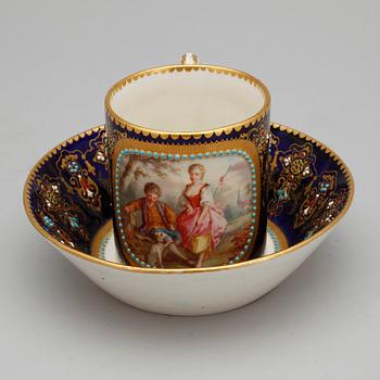 KOPP MED FAT, porslin, Sevres, Frankrike, 1800-tal.