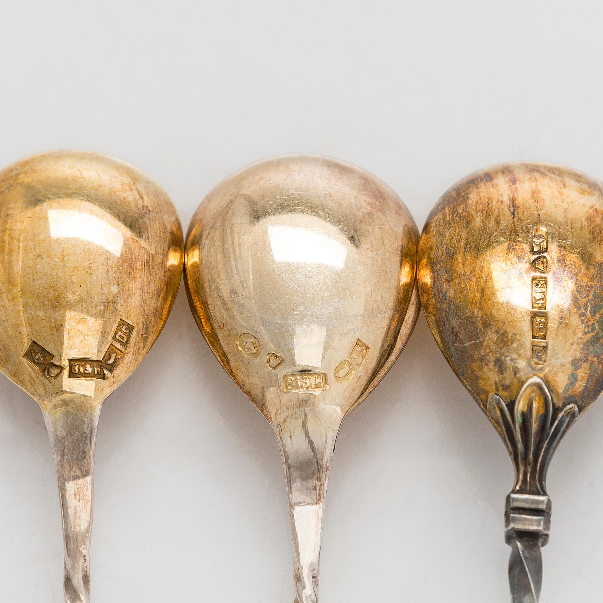 Lasinalusia, 18 kpl, cocktaillusikoita, 7 kpl, hopea, ja pullonalusia 3 kpl, alpakka, suomalaiset valmistajat, 1930-luku.