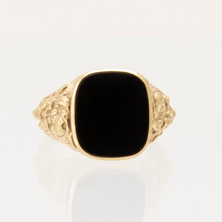 Ring/signet ring in 9K gold with a black polished stone.