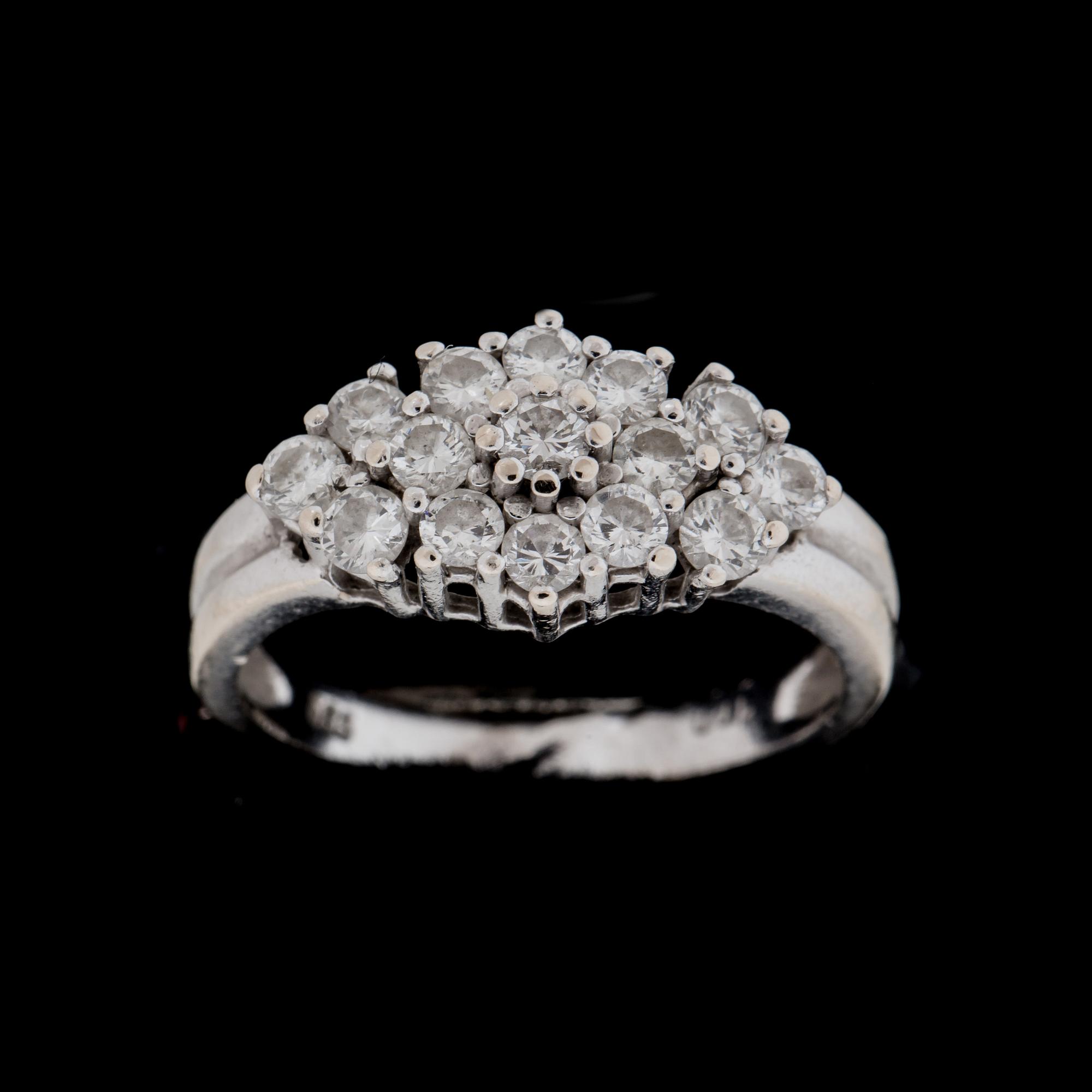 RING, 14k vitguld. Med 15 st briljantslipade diamanter, totalt ca 1 ct. Vikt ca 3,5 gram.