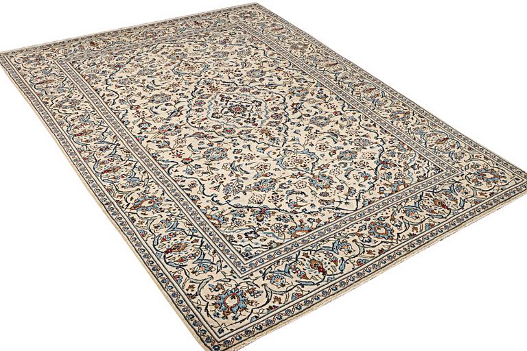 A Kashan carpet, c. 290 x 197 cm.