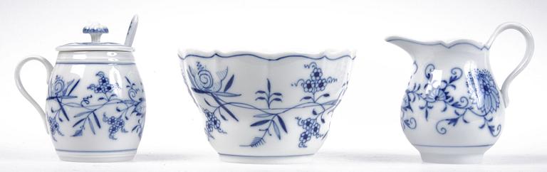 MATSERVIS, 87 delar, porslin, Meissen, lökmönstrad.