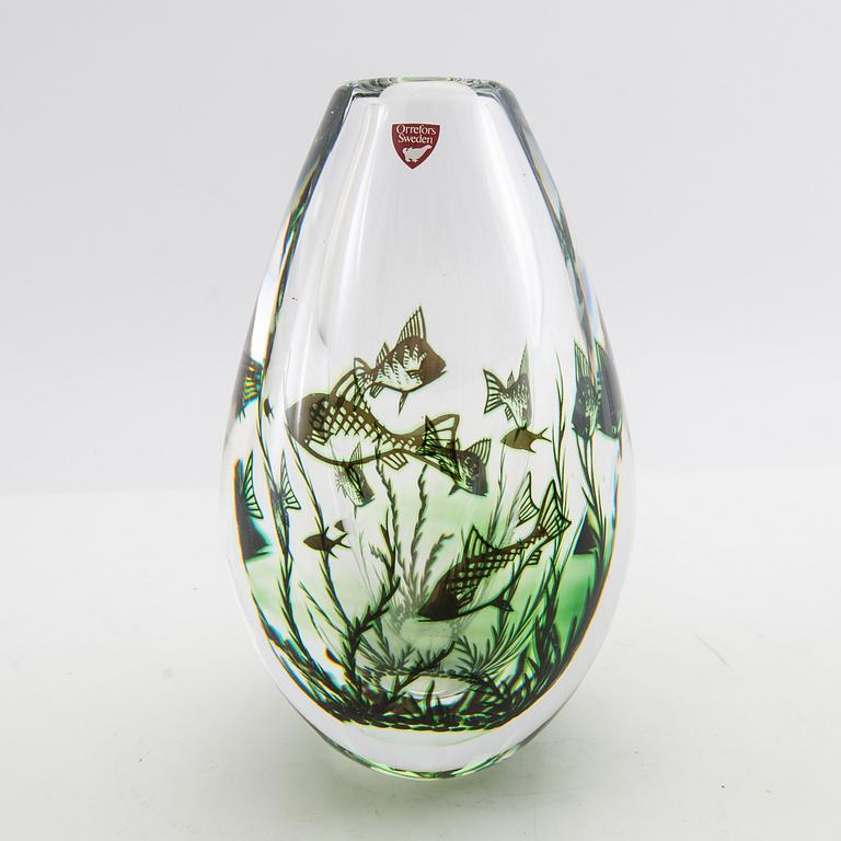 Edward Hald, vase "Fish Grail", Orrefors. signed 1984.