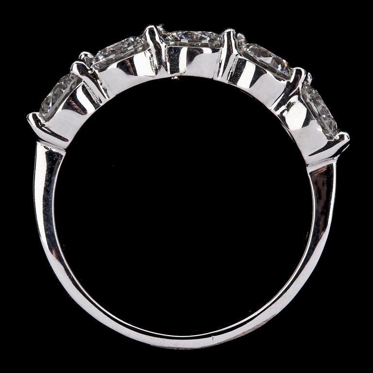 RING, fem briljantslipade diamanter, tot. 1.57 ct.