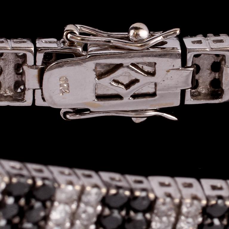 ARMBAND, 18k vitguld med 240 briljantslipade diamanter, totalt 6.19 ct. Vikt 22 g.