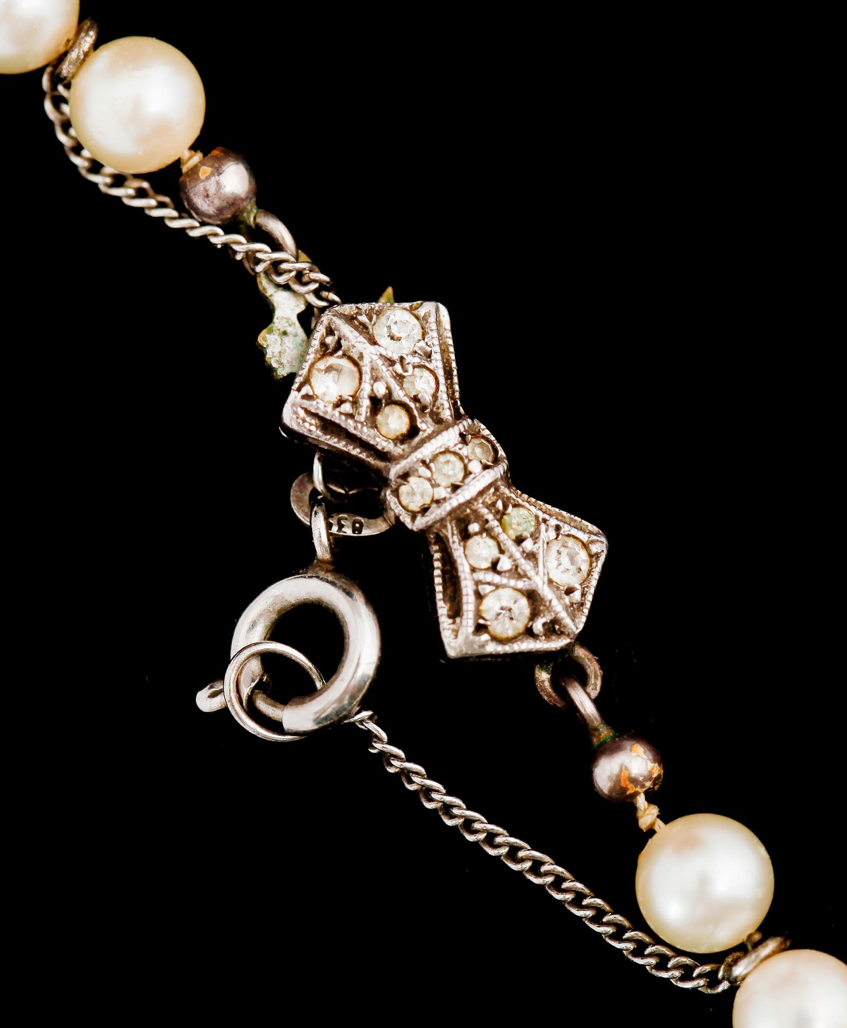 PÄRLCOLLIER, odlade pärlor med silverlås.
