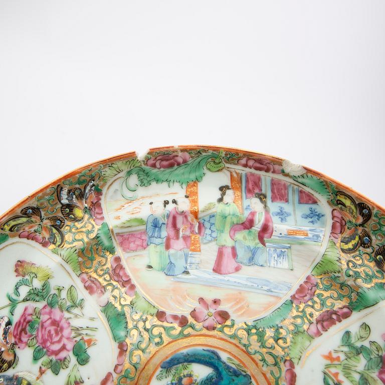 A set of four Chinese porcelain plates and one dish Kanton alter part of the 19th century.