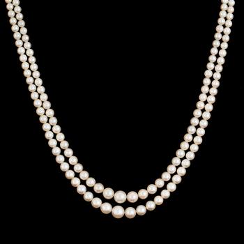 A TWO STRAND PEARL NECKLACE.