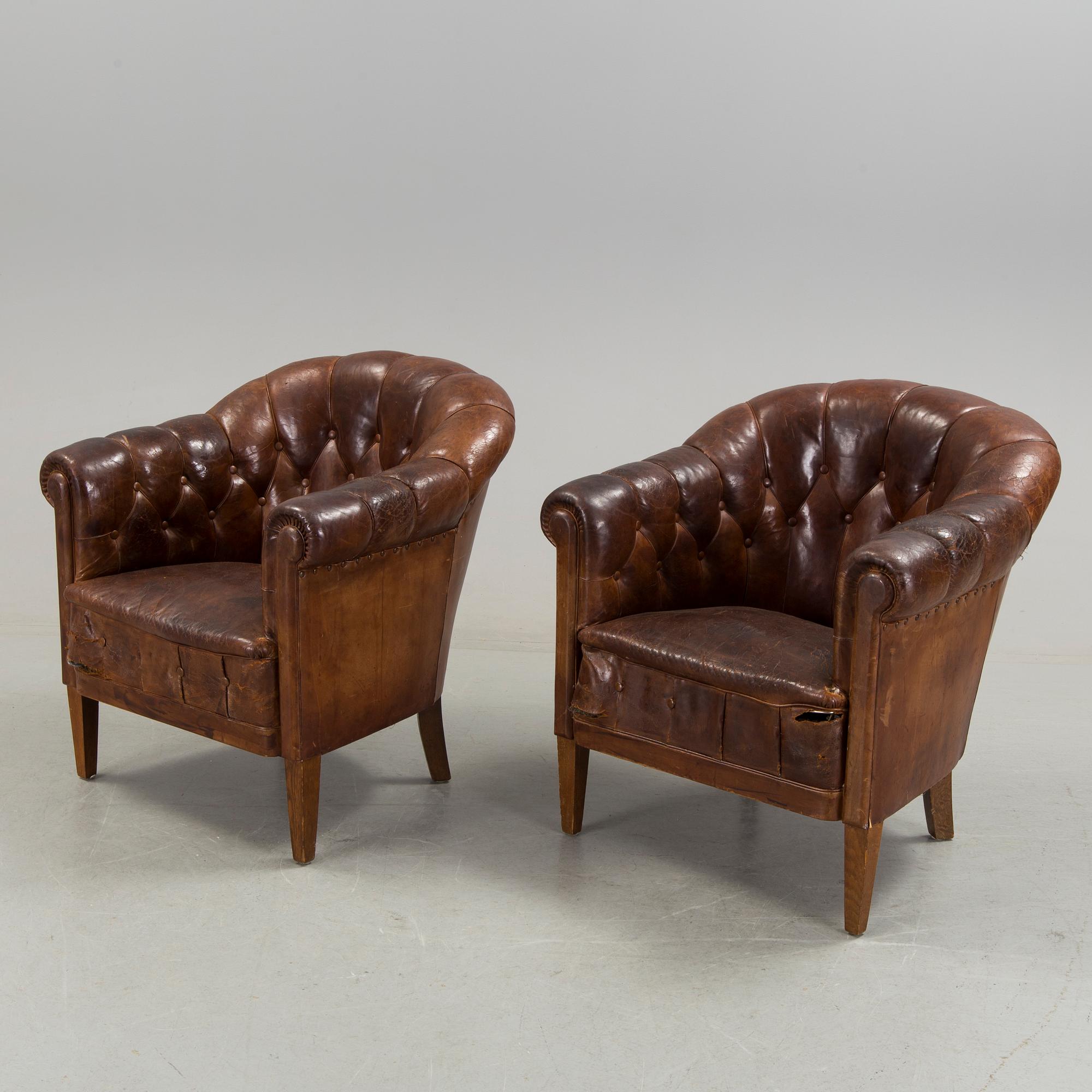 CLUBFÅTÖLJER, ett par, 1900-talets början.