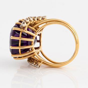 Ring 18K guld med en fasettslipad ametist och runda briljantslipade diamanter.