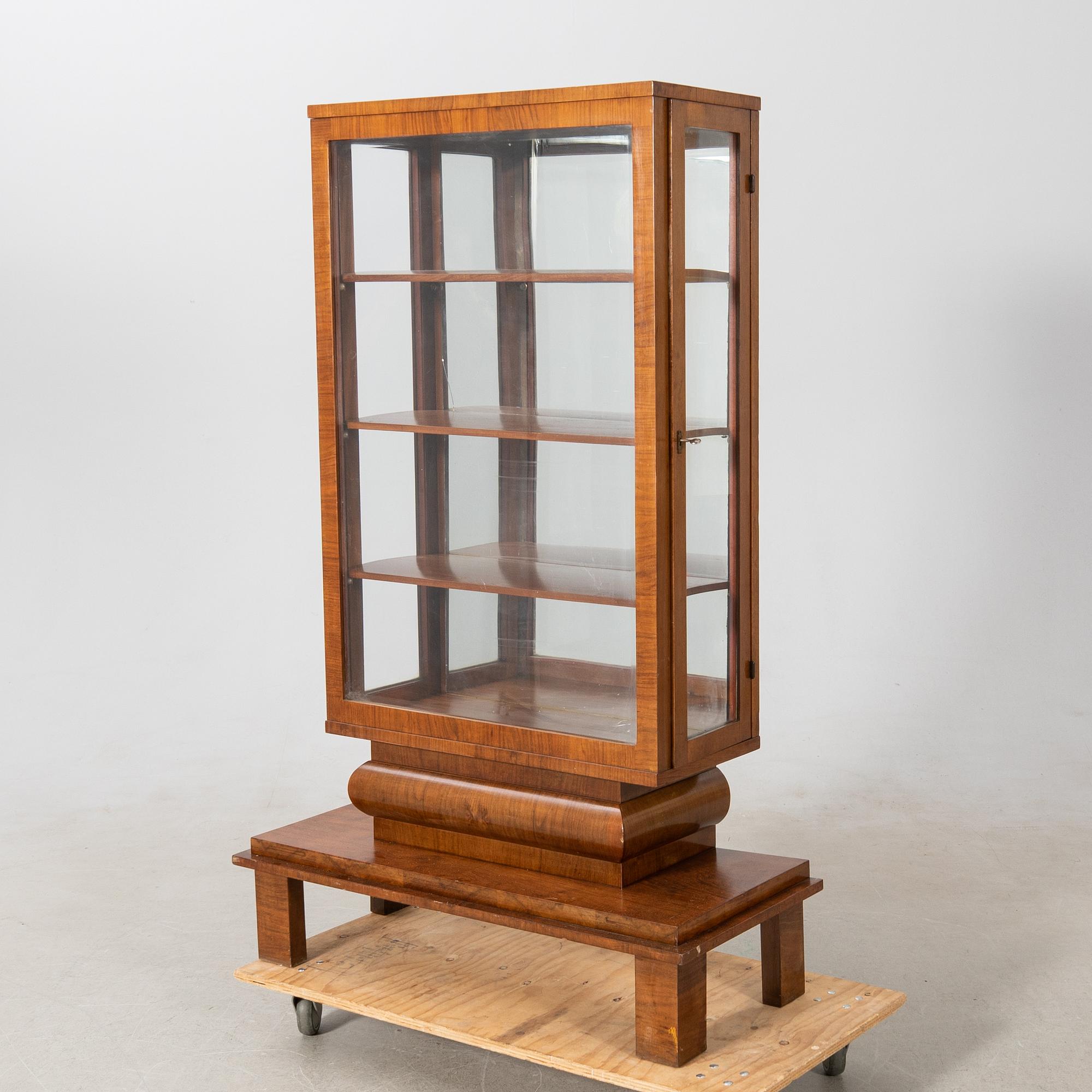 Vitrinskåp, Art Deco 1900-talets första hälft.