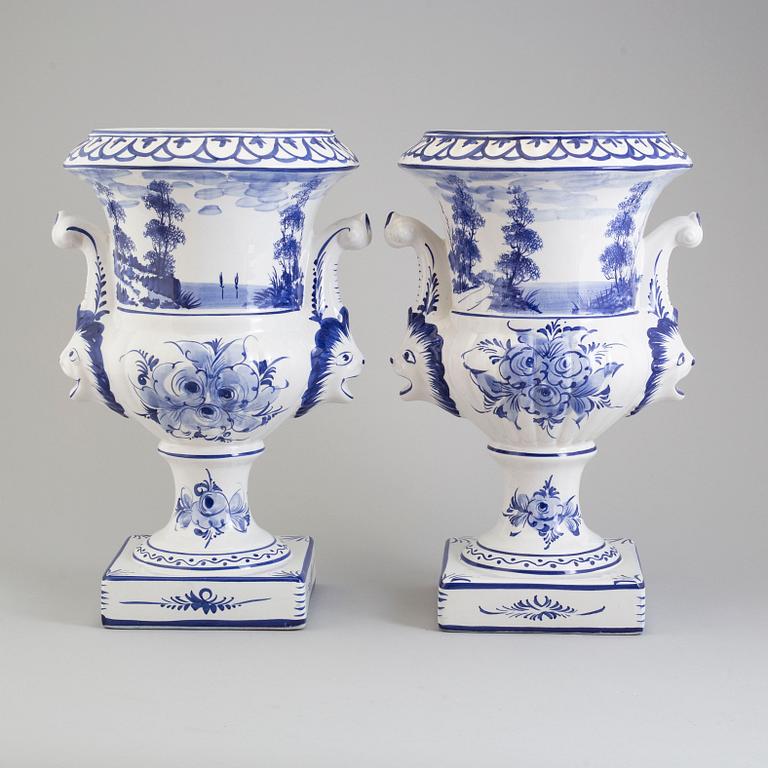 A pair of ceramic flower pots, late 20th century / early 21th century.