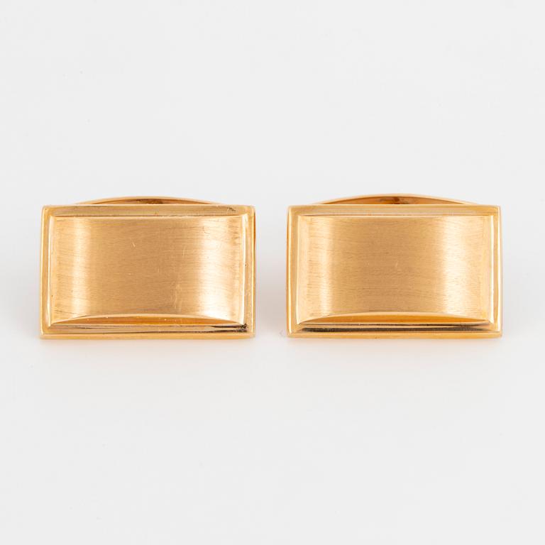 A pair of 18K gold cufflinks.